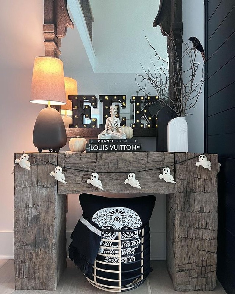 Mantel with black and white color scheme