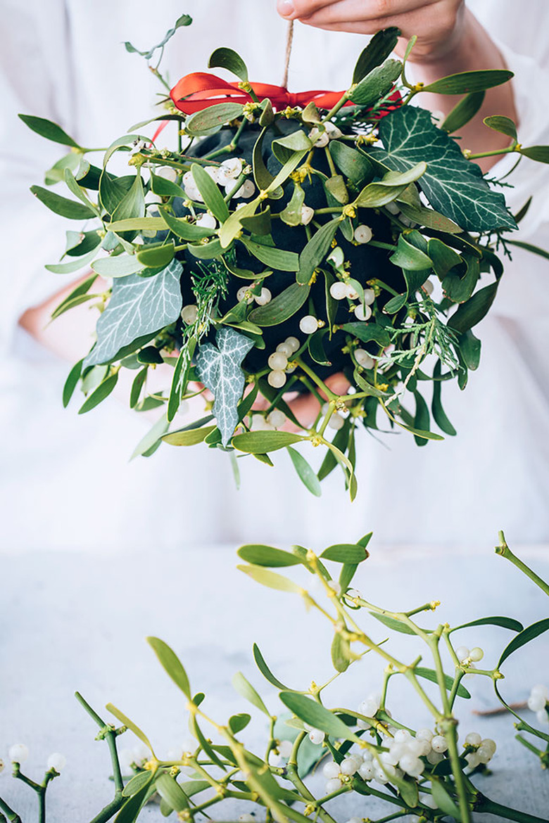 How to make a mistletoe kissing ball