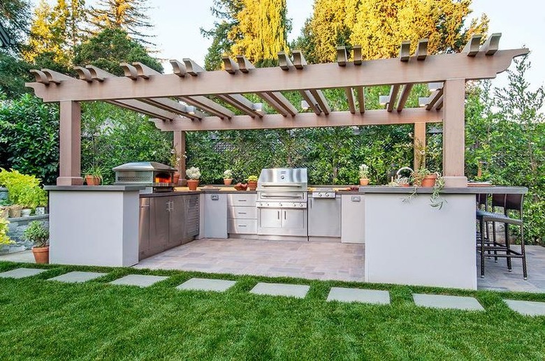 outdoor U shaped kitchen