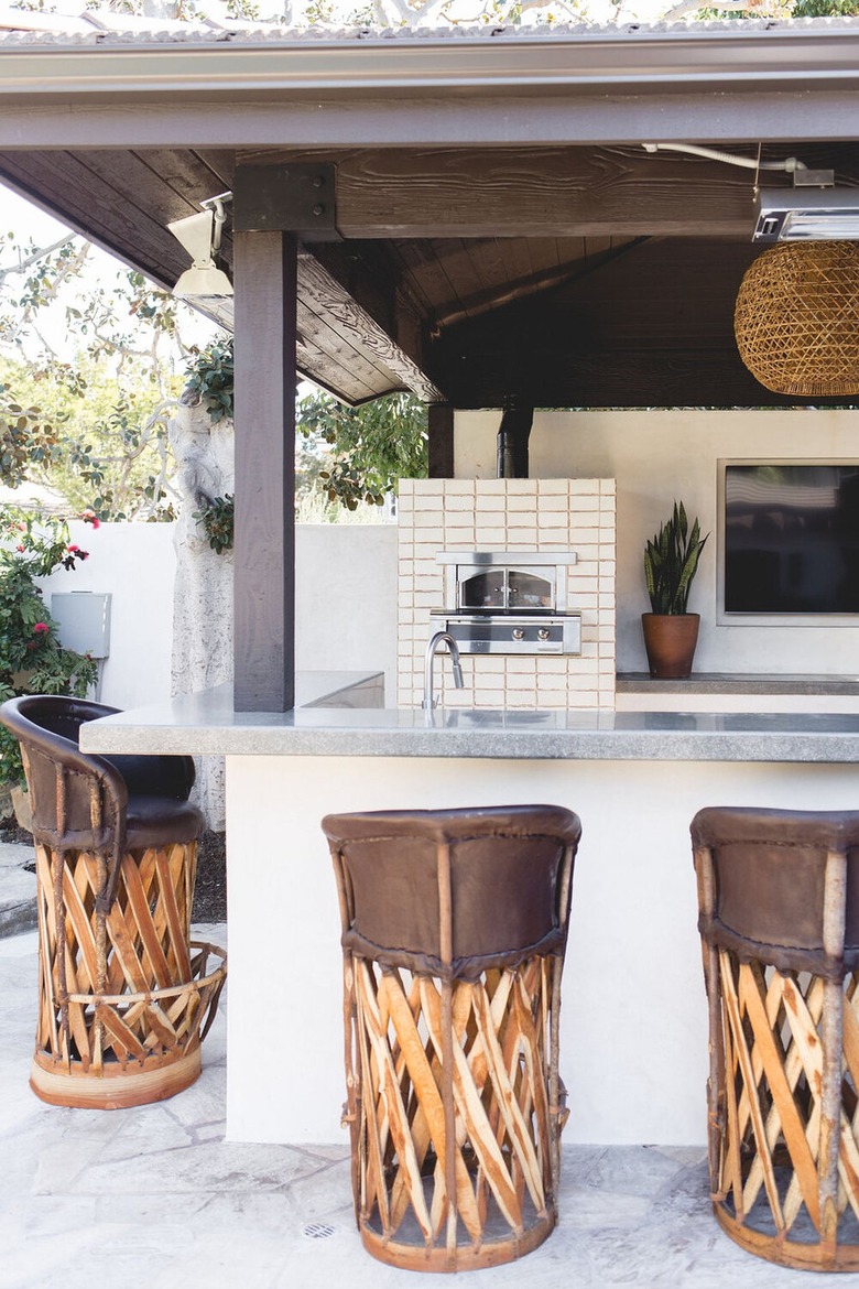 outdoor kitchen with pizza oven