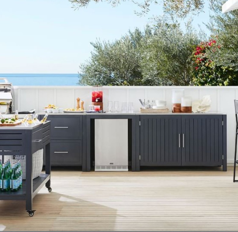 freestanding outdoor kitchen