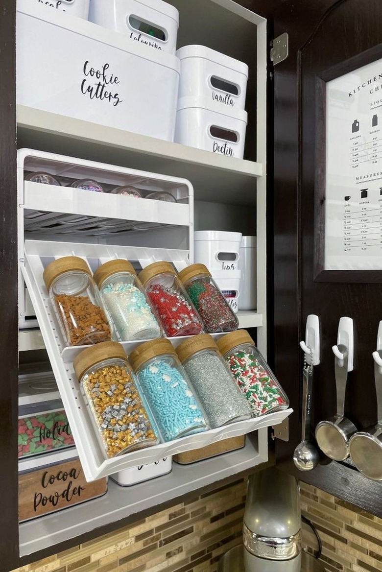 Spinkles pulling out of adjustable rack