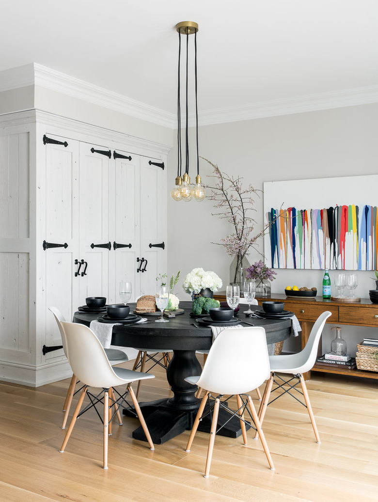 black and white accents in farmhouse dining room