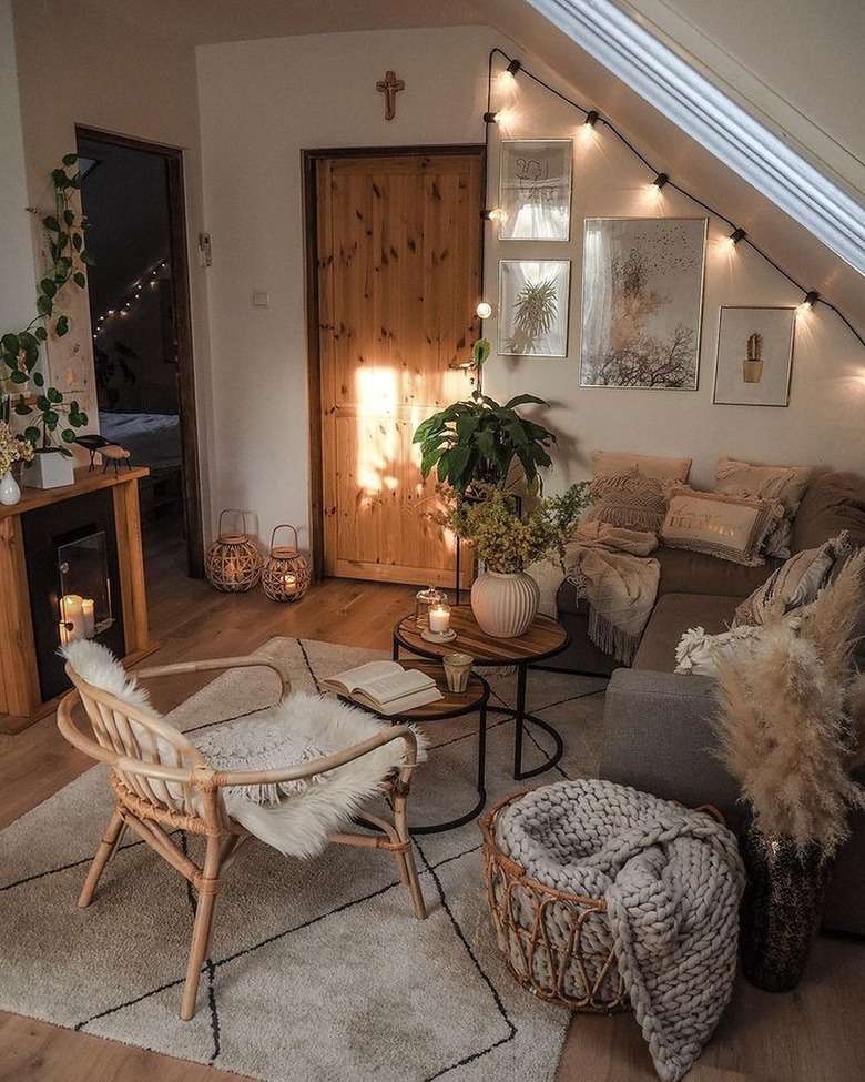 living room with textured rug and string lights