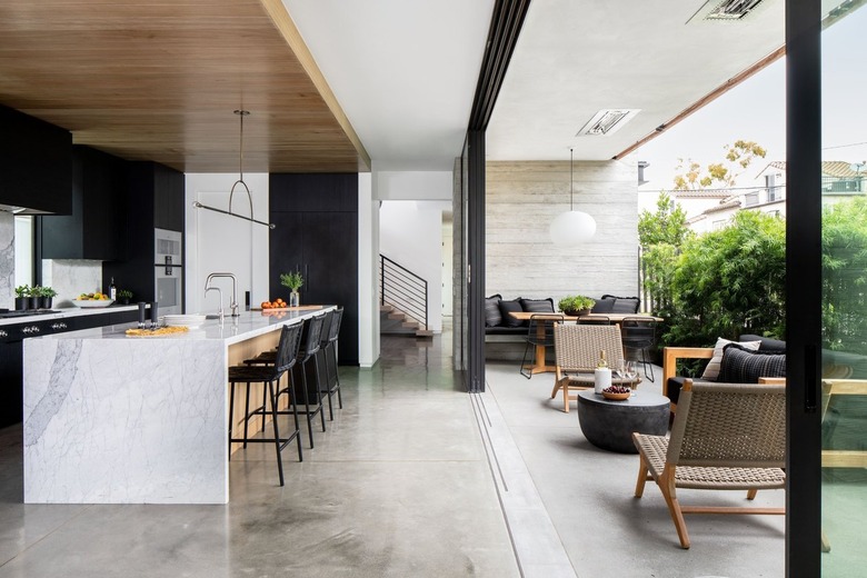 Indoor/outdoor dining area