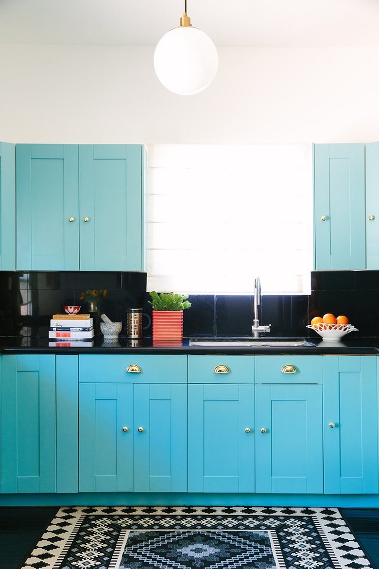 aqua and black kitchen color idea