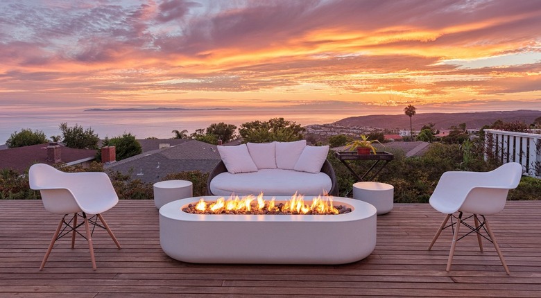Deck with modern fire pit