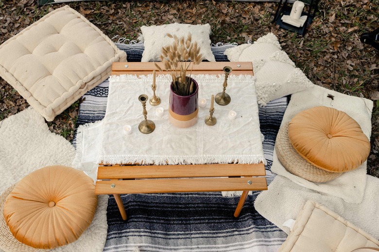 DIY boho glamping loung area with pillows