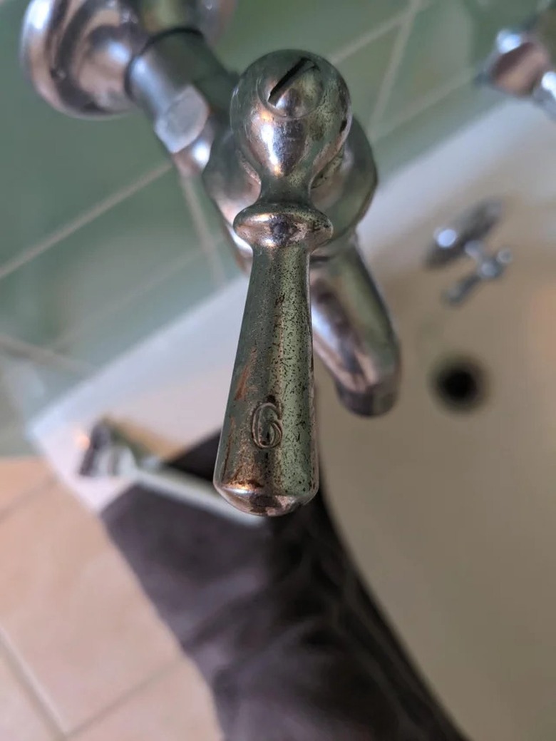 The spigot is imprinted with the letter G or the number 6.