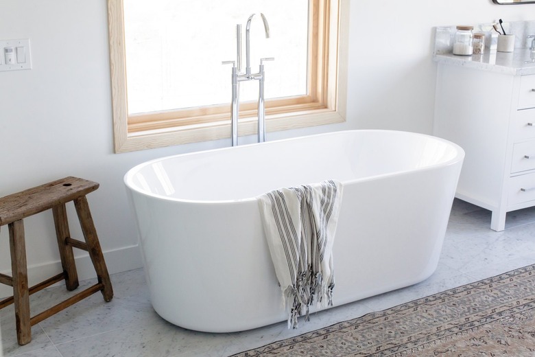 A freestanding bath tub
