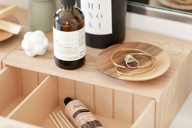 bathroom decor idea with wooden box on countertop to store daily essentials