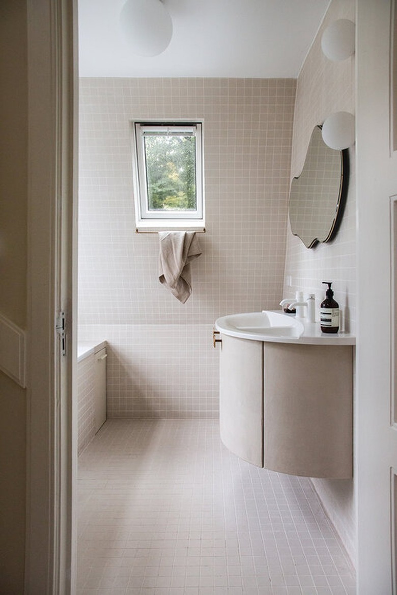 Scandinavian bathroom lighting idea