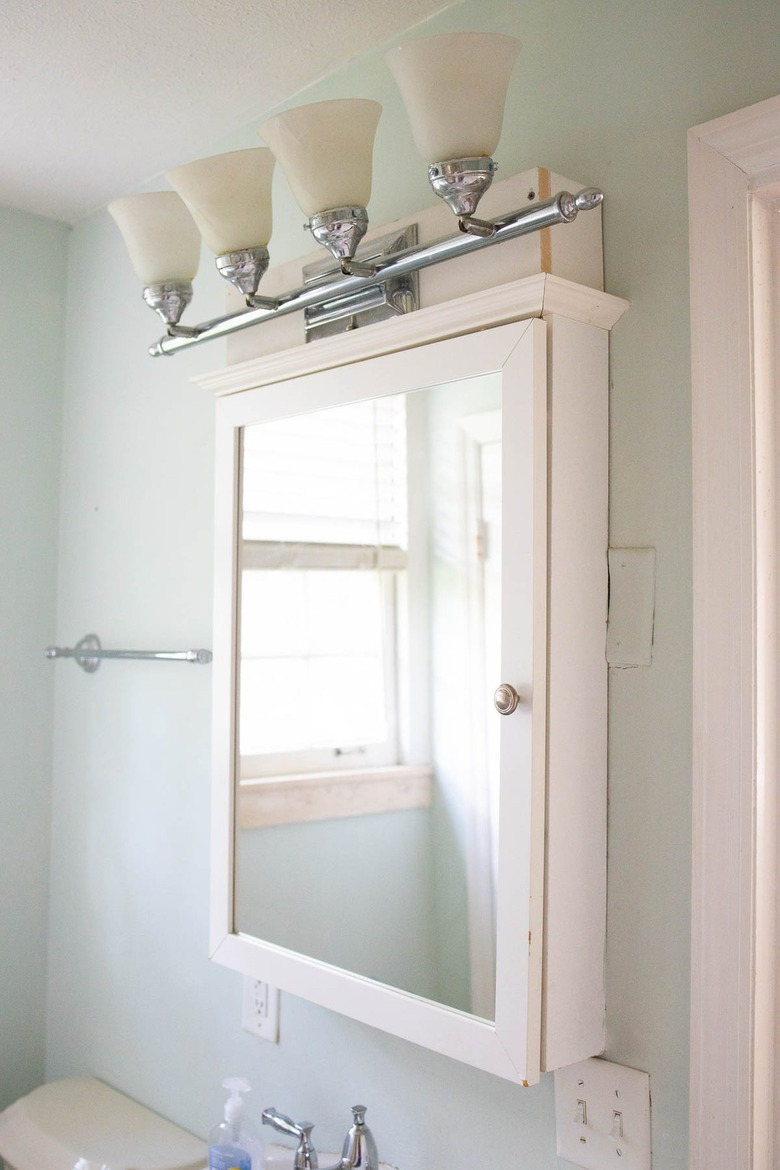 bathroom mirror lighting ideas with upward-facing lights