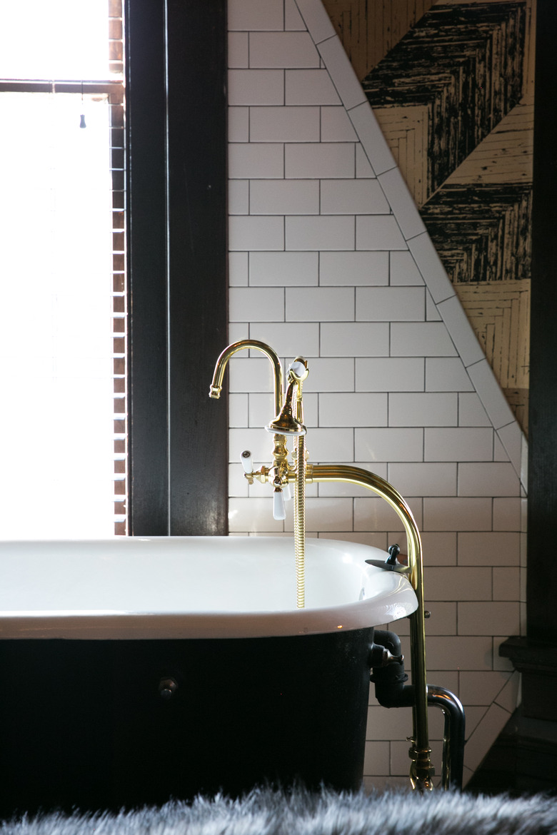Freestanding bathtub faucet with clawfoot tub