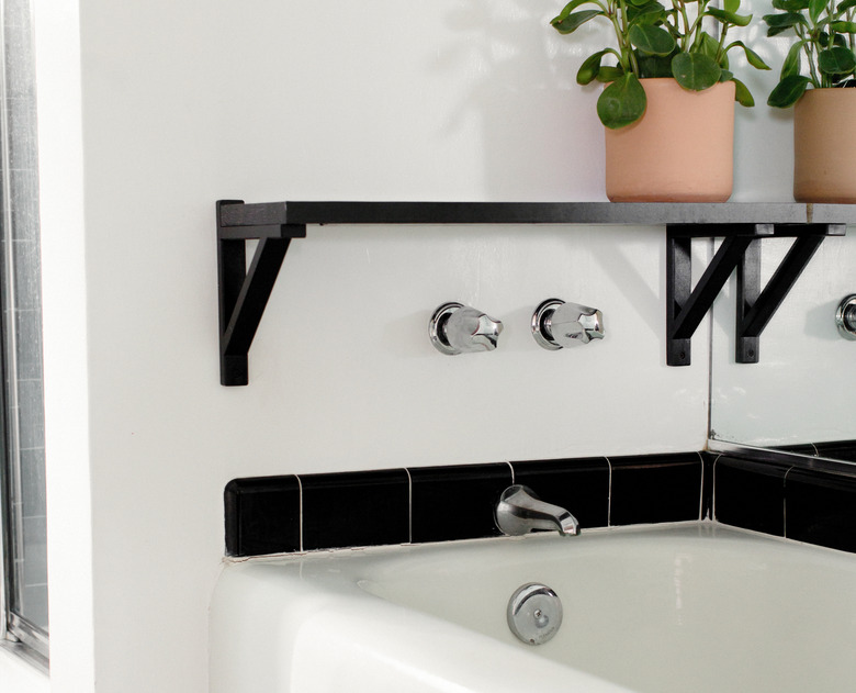 Wall-mounted bathtub faucet