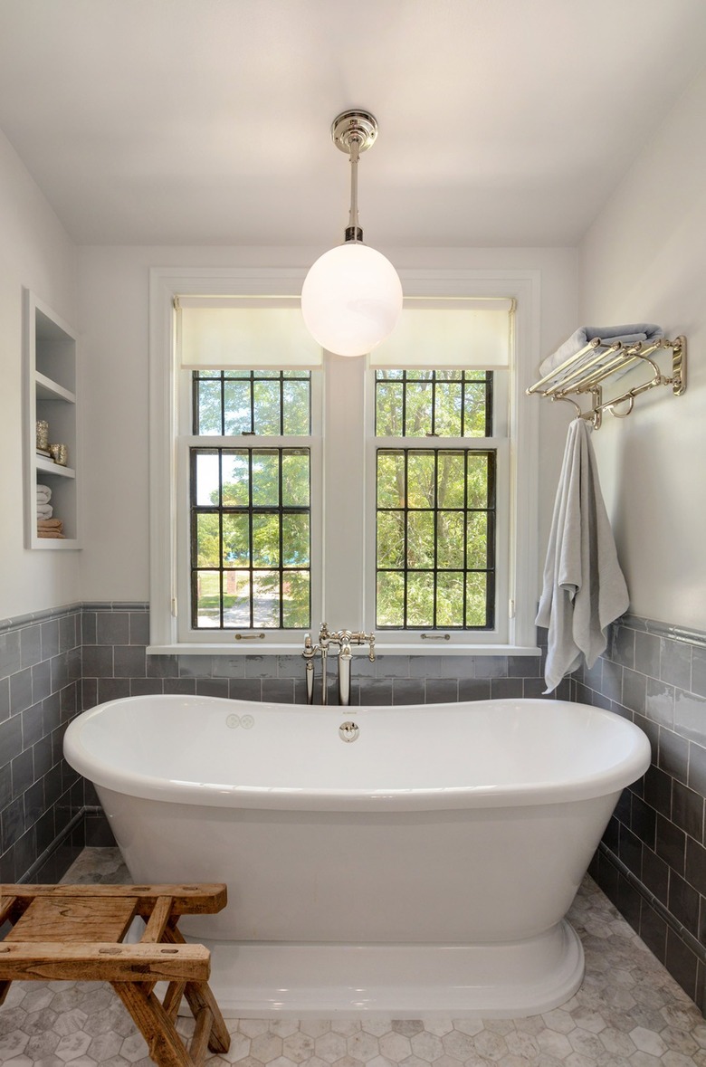 Modern traditional bath nook with large white bathtub