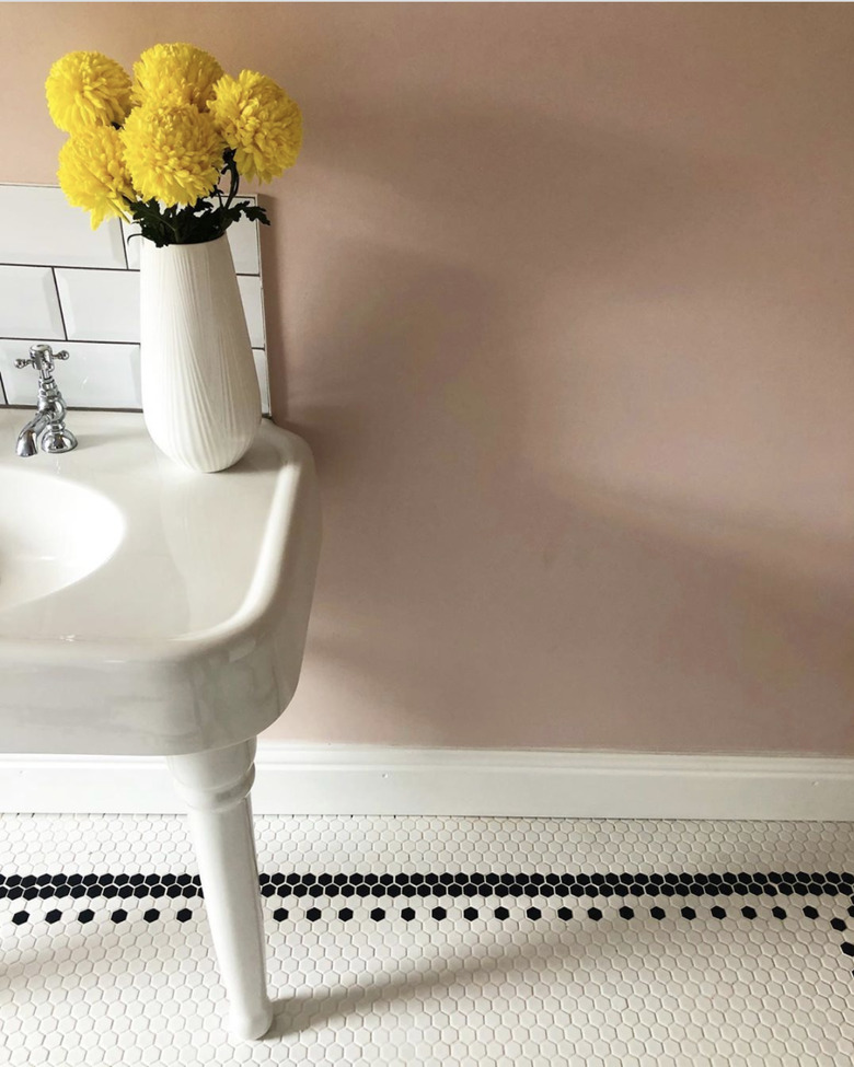 dusty rose neutral colors in bathroom with penny floor tile