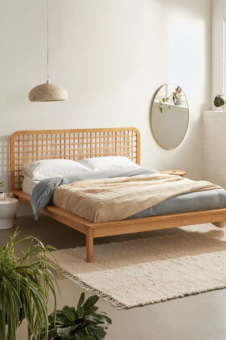 platform bed with lattice headboard