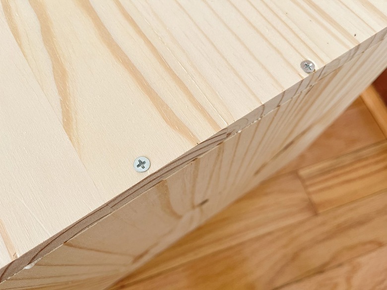 Screw the stool form together.