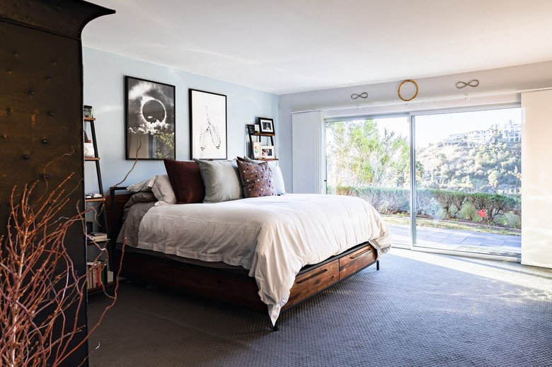 gray carpet with gray walls