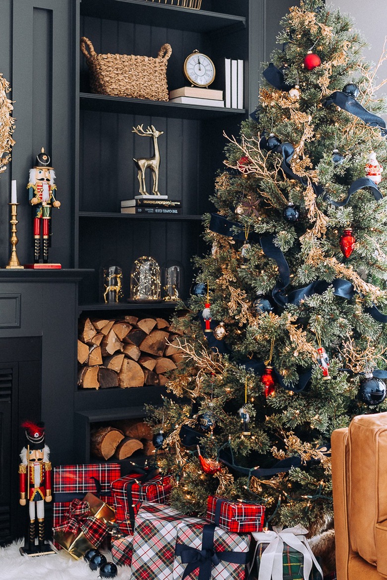 Navy living room with Christmas tree with navy ribbon