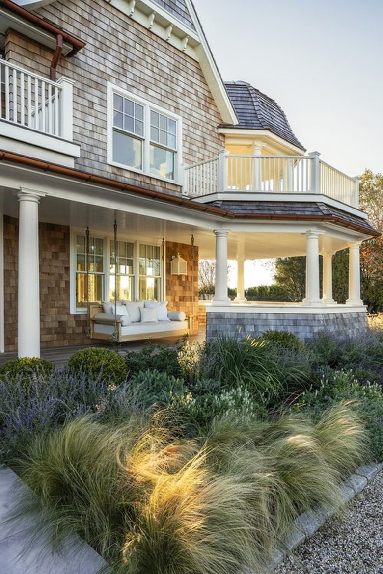 coastal grandmother decor idea for patio surrounded by lush foliage