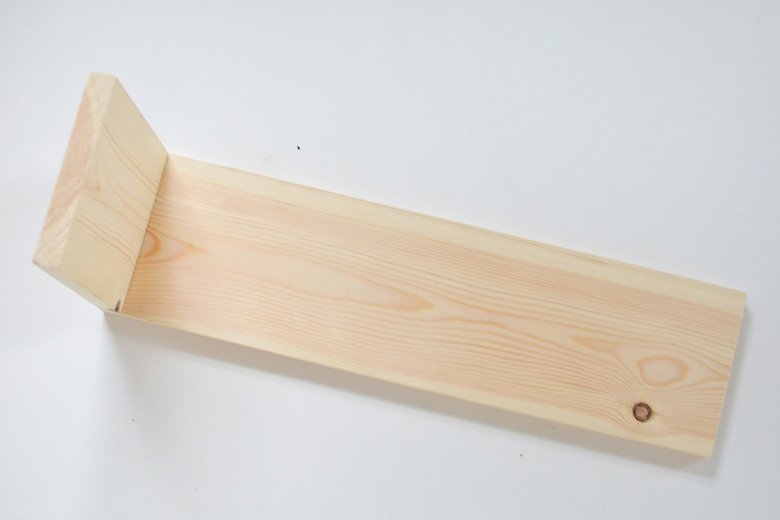 Wood pieces for cat scratching post DIY