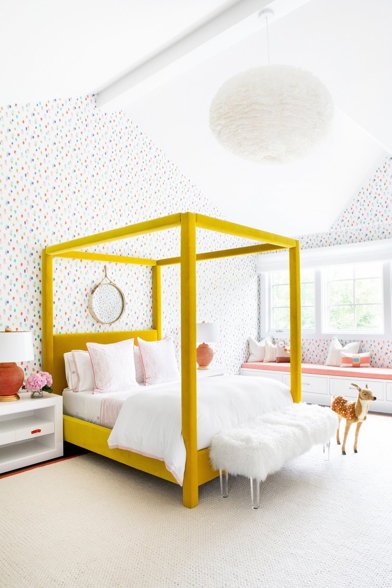 kids bedroom with coral window seat and table lamps
