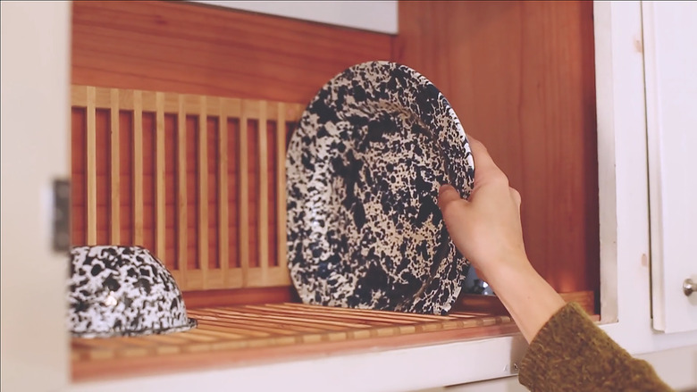 Placing dishes on rack