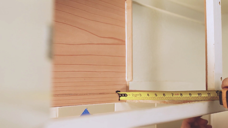 Measuring the cabinet