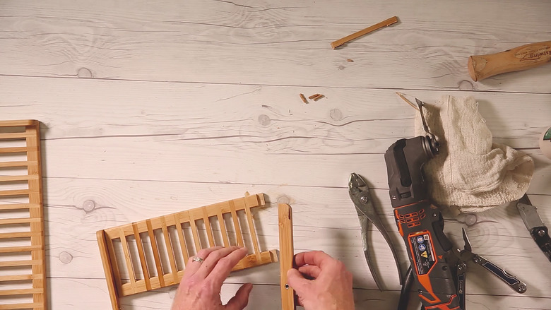 Attaching side support to cup rack