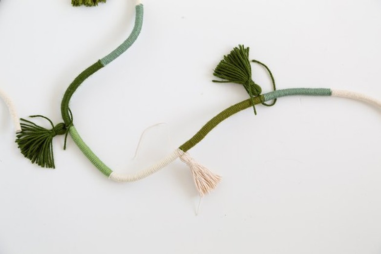 Yarn garland with tassels