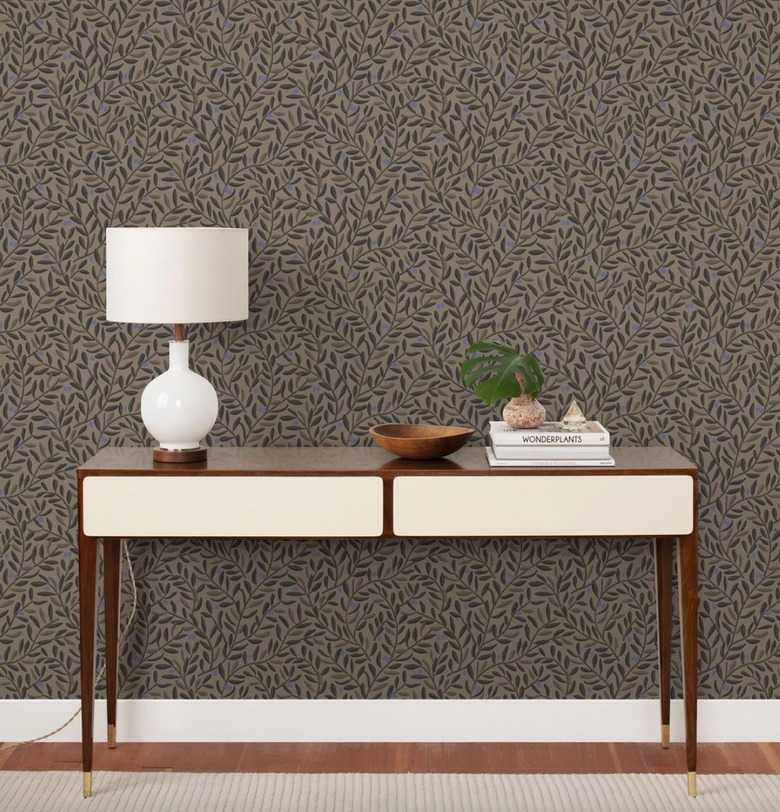 Leaf wallpaper in neutral tones