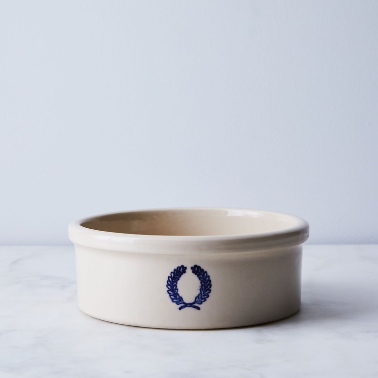 Pet bowl with wreath