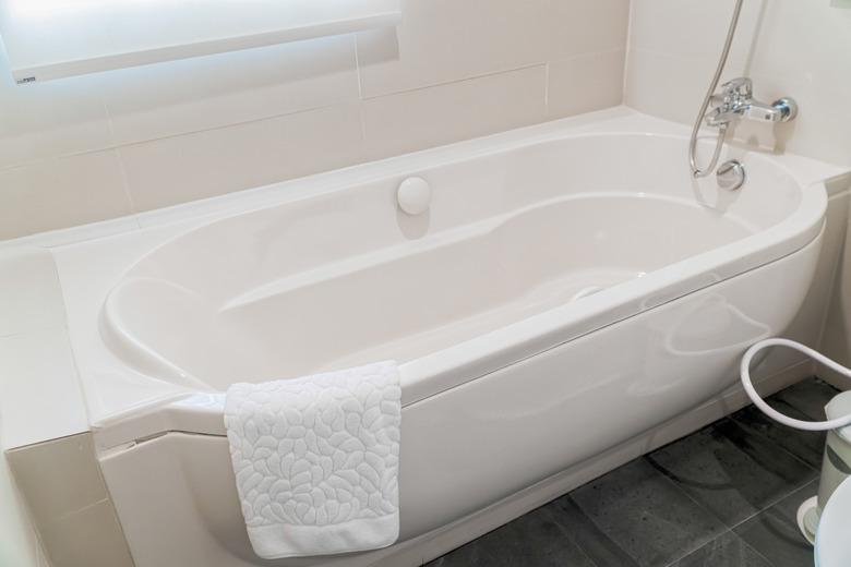 Differences Between Fiberglass and Porcelain Tubs Hunker
