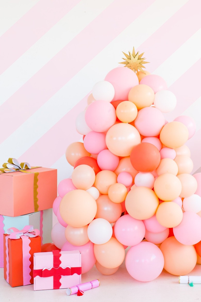 DIY Christmas decorations with pink balloon Christmas tree
