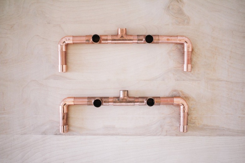 the two feet of the clothing stand are assembled