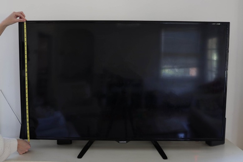 Measuring dimensions of TV trim