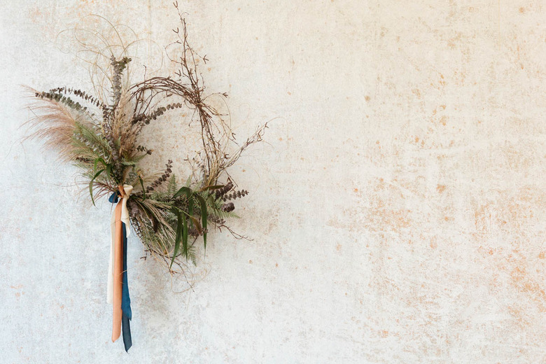 DIY minimalist wreath with fall foliage