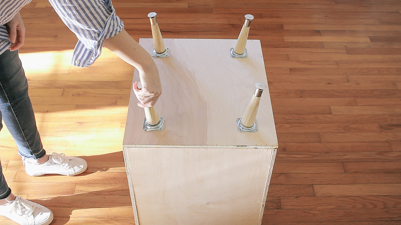 Screwing table legs into angle plates