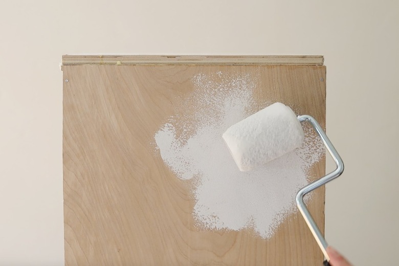 Priming the wooden plinth