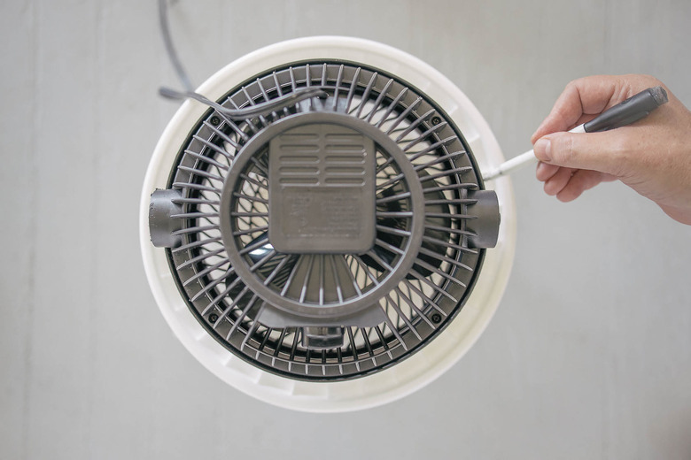 Tracing around fan placed face down on top of bucket lid