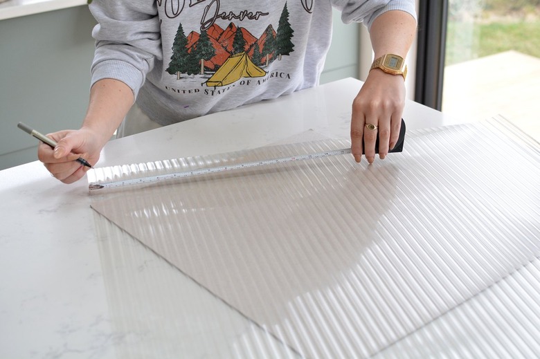 Measuring reeded glass window film