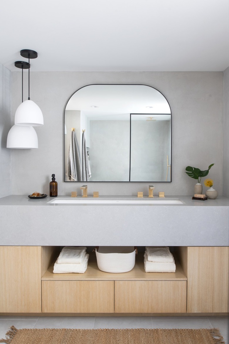 neutral bathroom with asymmetrical light