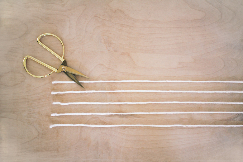 Cutting yarn strands