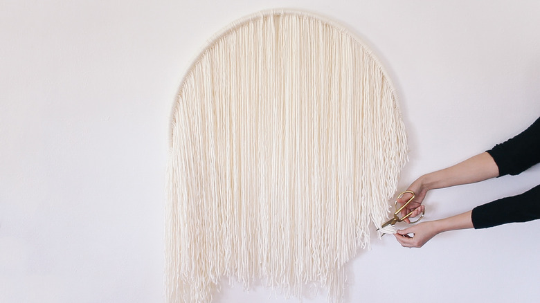 Trimming yarn strands into a circle