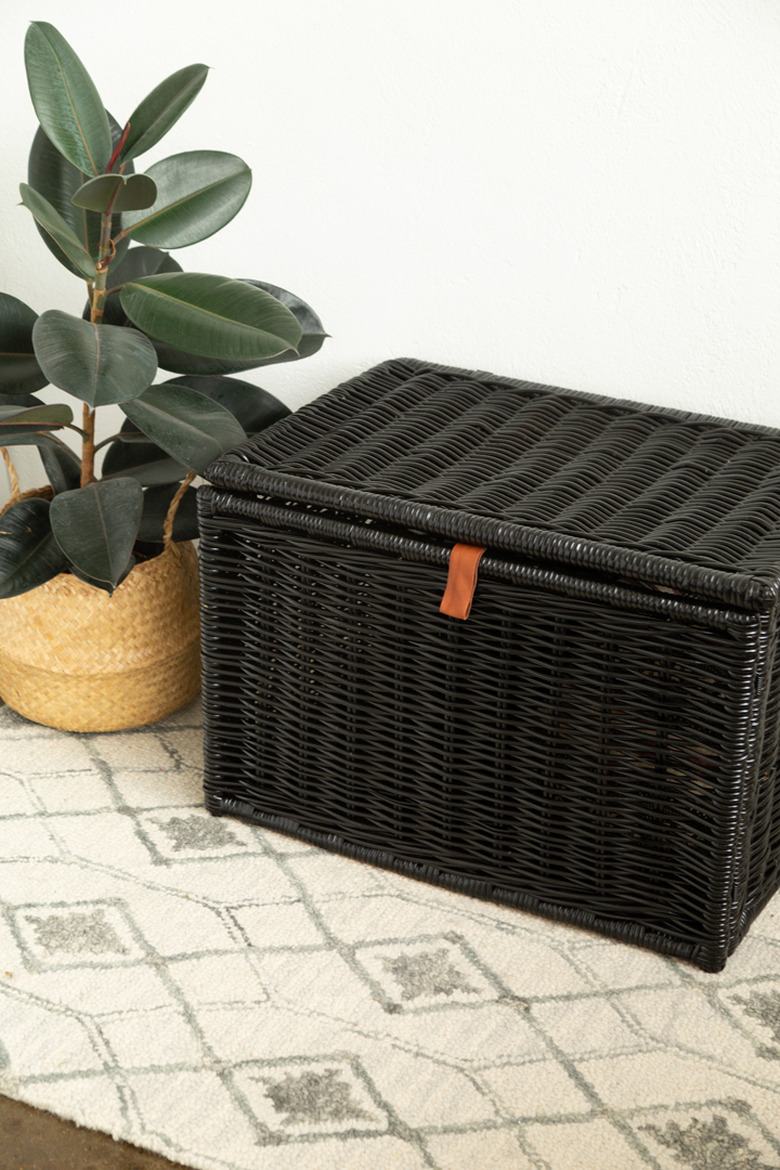 How to spray paint a wicker trunk