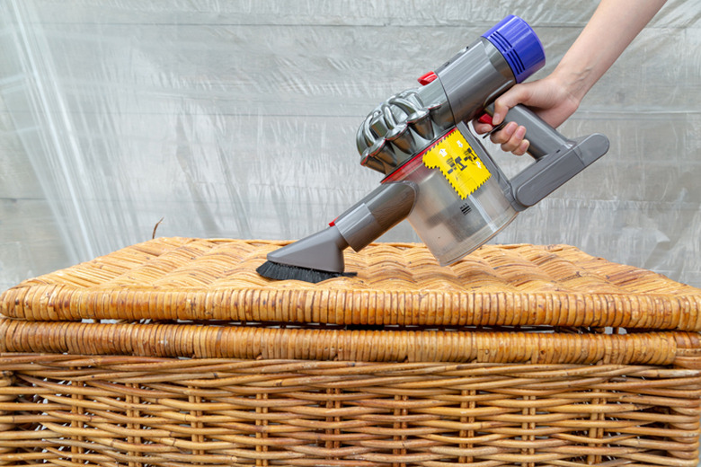 How to paint a wicker trunk