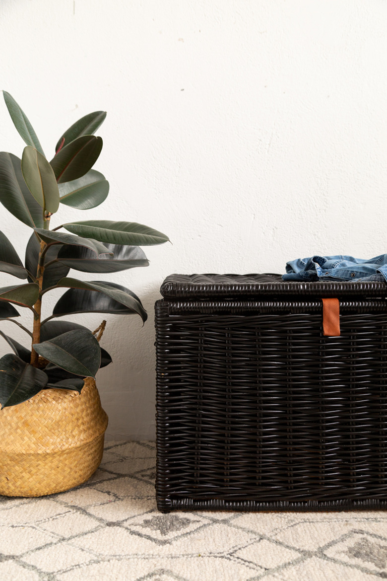 How to paint a thrifted wicker trunk