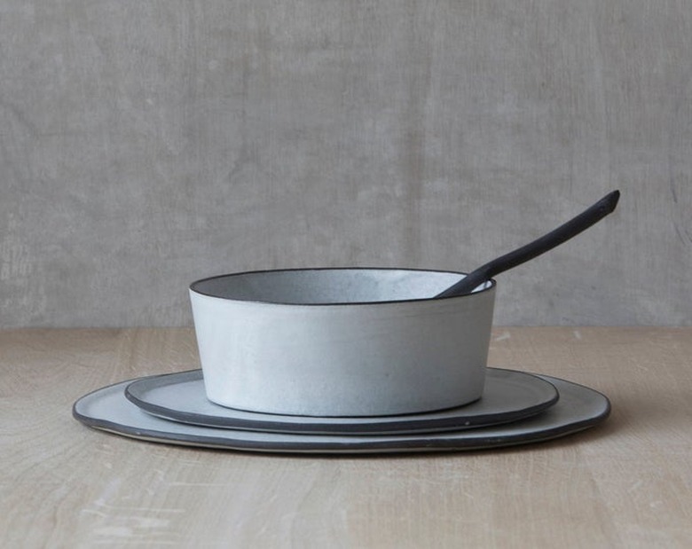 modern thin profilings dinnerware with dark rim